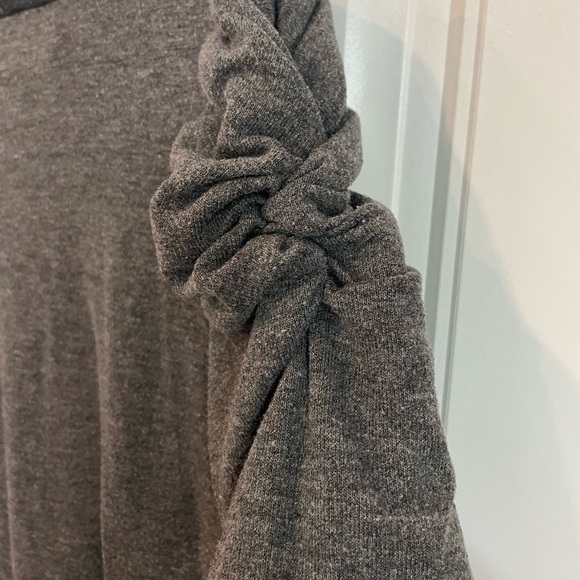 𝅺LA fiancé ruched sleeve top Small- Medium Grey knit - Picture 5 of 6